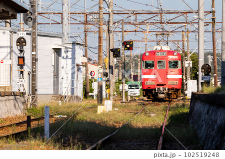 【蒲郡線】吉良吉田駅を発車する普通列車 102519248