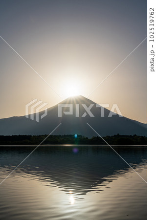 【静岡県】田貫湖から見る富士山と朝日 ダイヤモンド富士 【静岡県】田貫湖から見る富士山と朝日 ダイヤモンド富士 102519762
