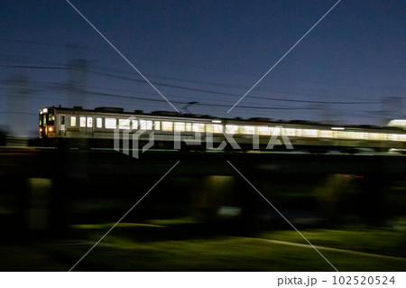 【中央本線】夜の街を疾走する普通列車 【中央本線】夜の街を疾走する普通列車 102520524