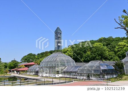 東山動物園の東山スカイタワーと温室前館 東山動物園の東山スカイタワーと温室前館 102521239