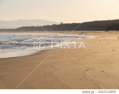朝の玄界灘の砂浜海岸。福岡県福岡市東区内。 102521605
