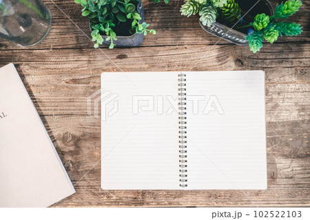 木目のデスクとノート 102522103