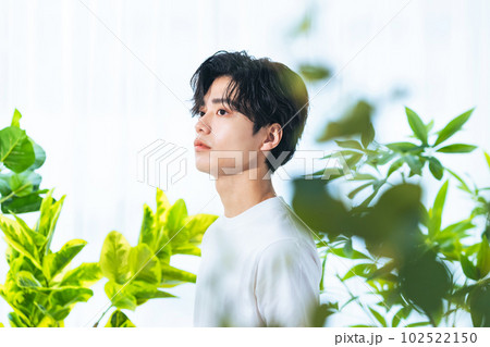 緑に囲まれた男性のポートレート 102522150
