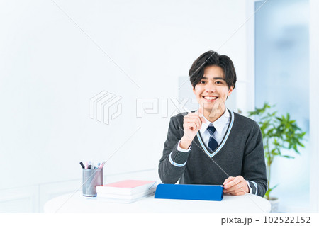 タブレットで勉強する高校生 タブレットで勉強する高校生 102522152
