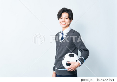 サッカーボールを持つ高校生 102522154