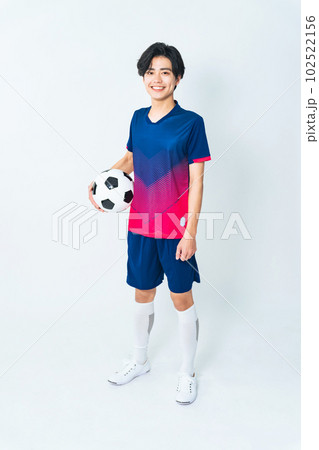 サッカーボールを持つサッカー選手 102522156