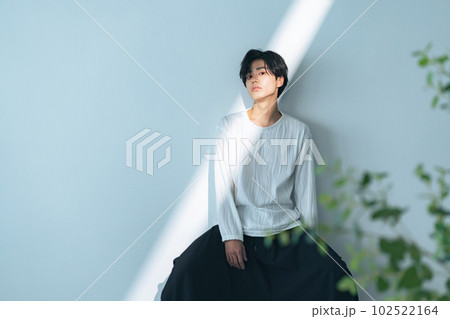 男性のファッションポートレート 102522164