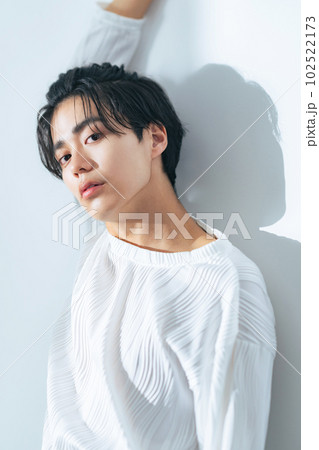 男性のファッションポートレート 102522173