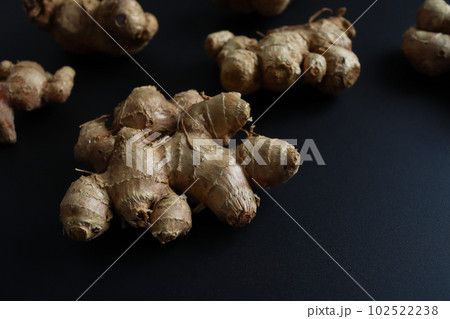 黒背景とクラチャイダム 102522238