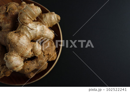 黒い背景と木の器に盛られたクラチャイダム 102522241