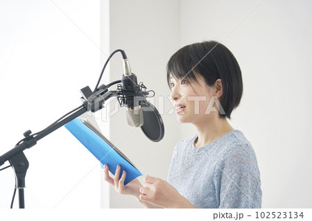 スタジオでアフレコをする女性の声優 102523134