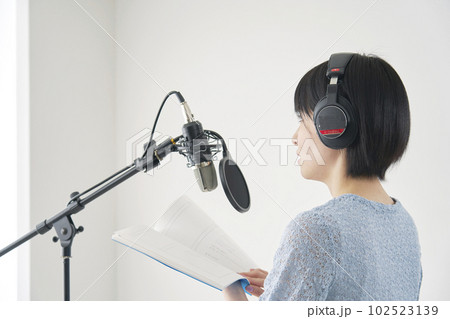 スタジオでナレーションをする女性のナレーター 102523139