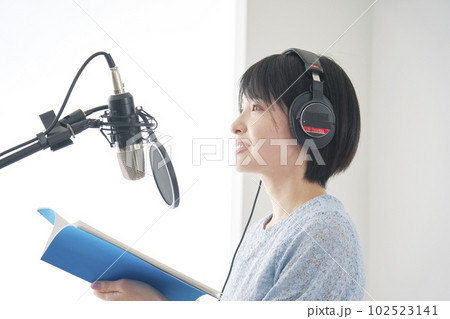 スタジオでナレーションをする女性のナレーター スタジオでナレーションをする女性のナレーター 102523141