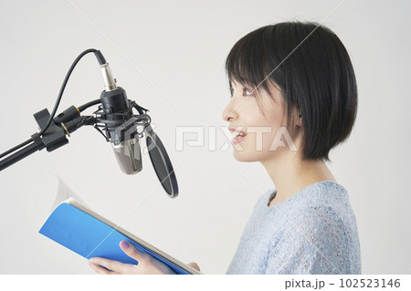 スタジオでアフレコをする女性の声優 スタジオでアフレコをする女性の声優 102523146