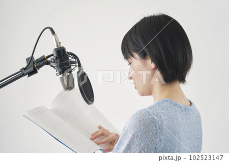 スタジオでアフレコをする女性の声優 スタジオでアフレコをする女性の声優 102523147