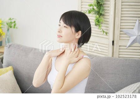 自宅で首のマッサージをする女性 102523178
