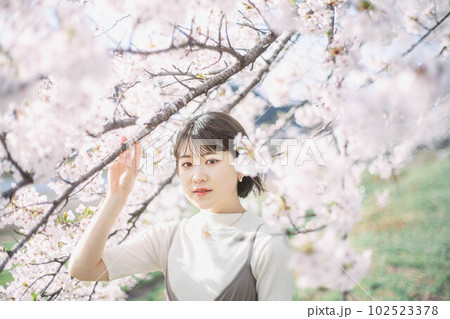青空の桜と透明感溢れる女性 102523378