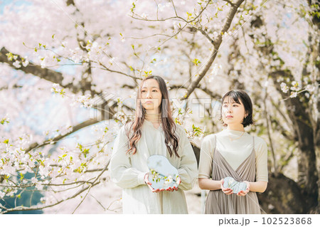 綺麗な女性二人と桜 綺麗な女性二人と桜 102523868