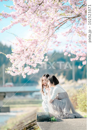 綺麗な女性二人と桜 綺麗な女性二人と桜 102523871