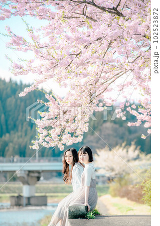 綺麗な女性二人と桜 102523872