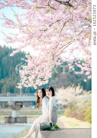 綺麗な女性二人と桜 102523873