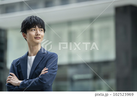 腕を組んだ若い男性　カジュアルビジネスイメージ　ポートレート 102523969