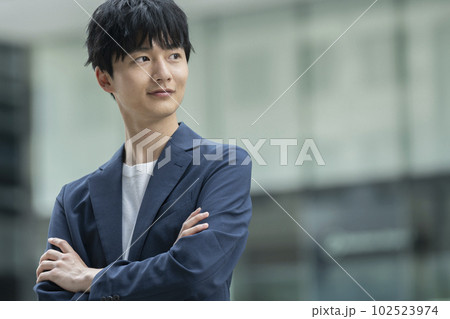 腕を組んだ若い男性 カジュアルビジネスイメージ ポートレート 腕を組んだ若い男性 カジュアルビジネスイメージ ポートレート 102523974