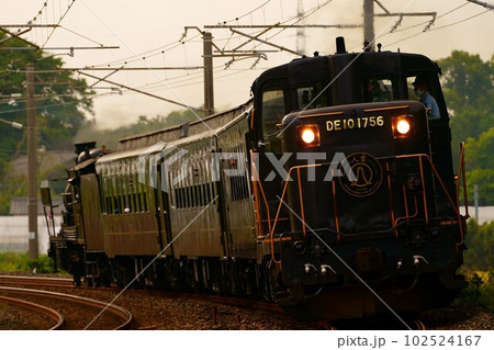 DE10形ディーゼル機関車を先頭にして走るSL人吉 102524167