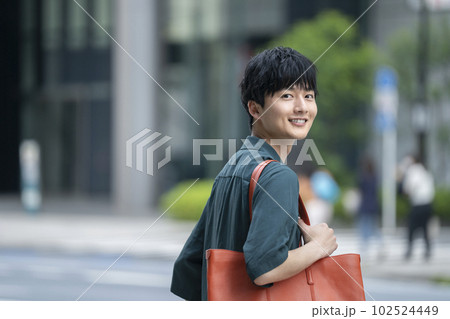 街角に立つ20代の男性 102524449