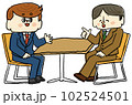 談笑するスーツの男性 102524501