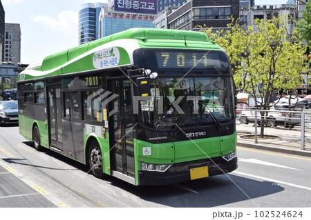 韓国・ソウルの市内バス(EVバス) 韓国・ソウルの市内バス(EVバス) 102524624