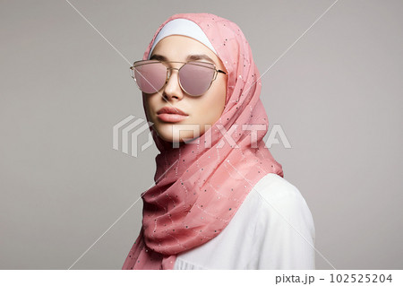 beautiful islamic style young woman. beauty girl in hijab and sunglasses 102525204