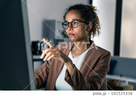 オフィスでパソコン画面を見る外国人女性 102525336