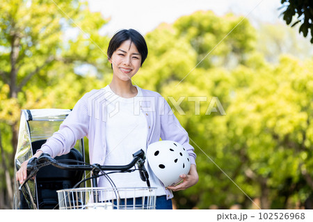ヘルメット　自転車　女性。 102526968