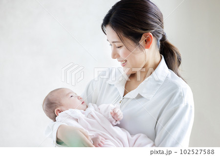 赤ちゃんとママ 抱っこ 赤ちゃんとママ 抱っこ 102527588