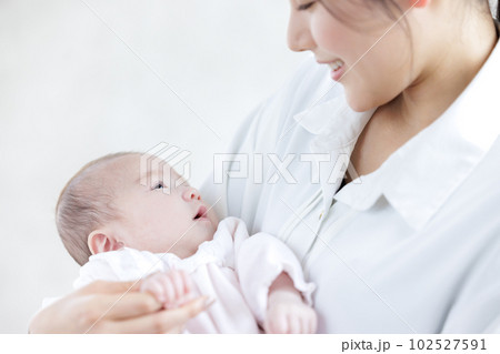赤ちゃんとママ　抱っこ 102527591