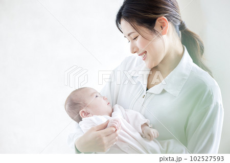 赤ちゃんとママ 抱っこ 赤ちゃんとママ 抱っこ 102527593