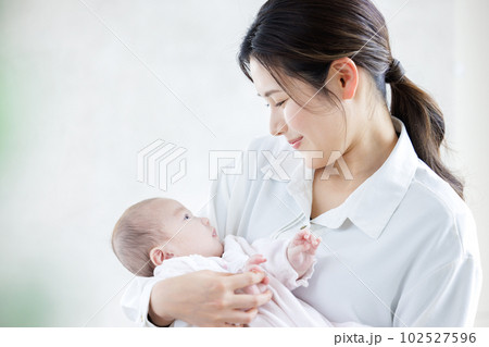 赤ちゃんとママ 抱っこ 赤ちゃんとママ 抱っこ 102527596