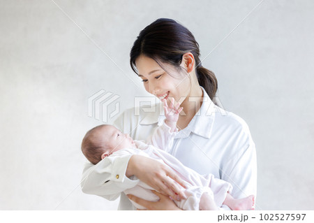 赤ちゃんとママ 抱っこ 赤ちゃんとママ 抱っこ 102527597