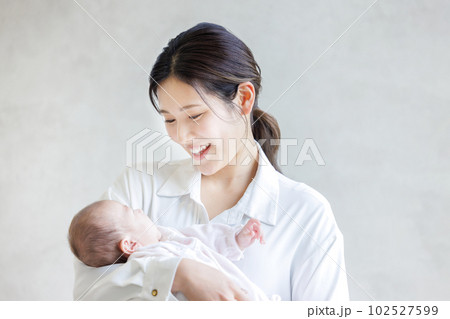 赤ちゃんとママ　抱っこ 102527599
