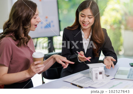 Home sales,home rental and real estate concept.Real estate agent explain about the terms of the home purchase or rental agreement to customer before sign contract 102527643
