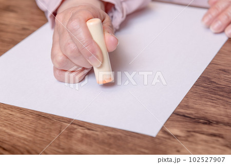 【判子を押す女性】 【判子を押す女性】 102527907