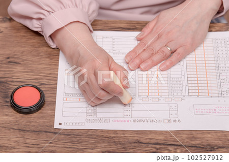 【判子を押す女性　朱肉有り】 102527912