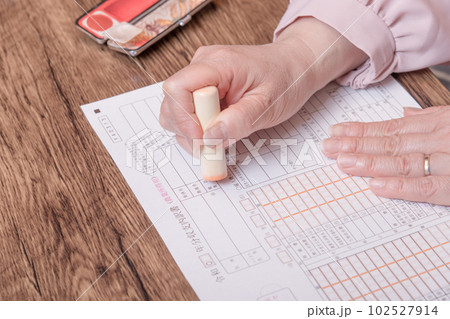 【判子を押す女性　ケース有り】 102527914