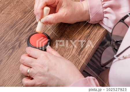 【判子に朱肉をつける女性】 102527923