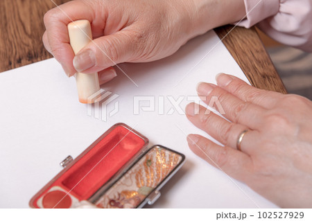 【判子を押す女性　ケース有り】 102527929