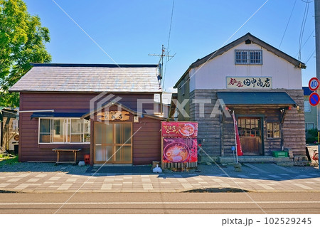 北海道増毛町ふるさと歴史通りの風景 (海鮮串焼 たぬ吉・麺屋 田中商店) 北海道増毛町ふるさと歴史通りの風景 (海鮮串焼 たぬ吉・麺屋 田中商店) 102529245