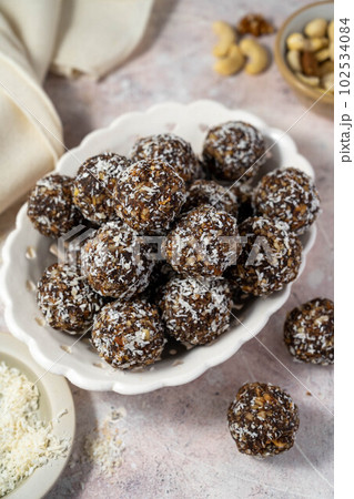 Energy balls. No cook energy protein, bites made from oats, dried fruits and nuts. 102534084