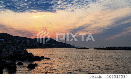 日の出の東京湾　 102535554