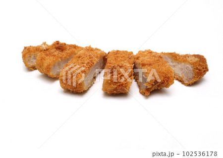 白背景のトンカツ 102536178